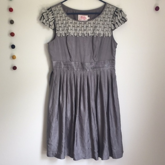 Formal silver fit & flair pearl petal NYE dress - Picture 5 of 7